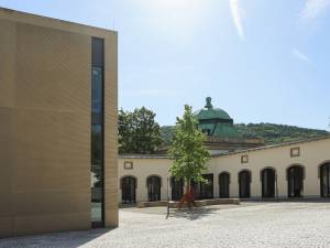 schick-behoerdenzentrum-bad-kissingen-architektur-beton-13_original