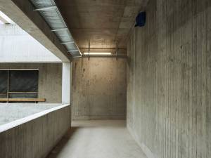 schulzentrum-hammelburg-sichtbeton-innen-01_original