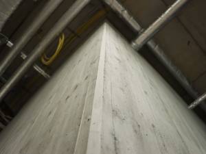 schulzentrum-hammelburg-sichtbeton-innen-brettstruktur-05_original